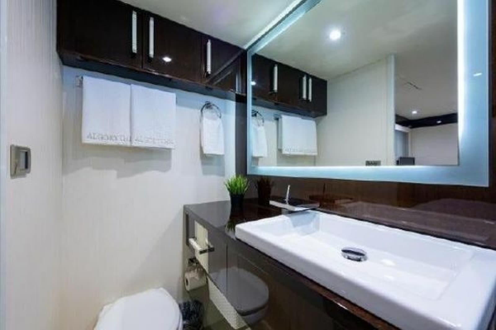 2012 Lazzara Yachts LSX 95 Flybridge