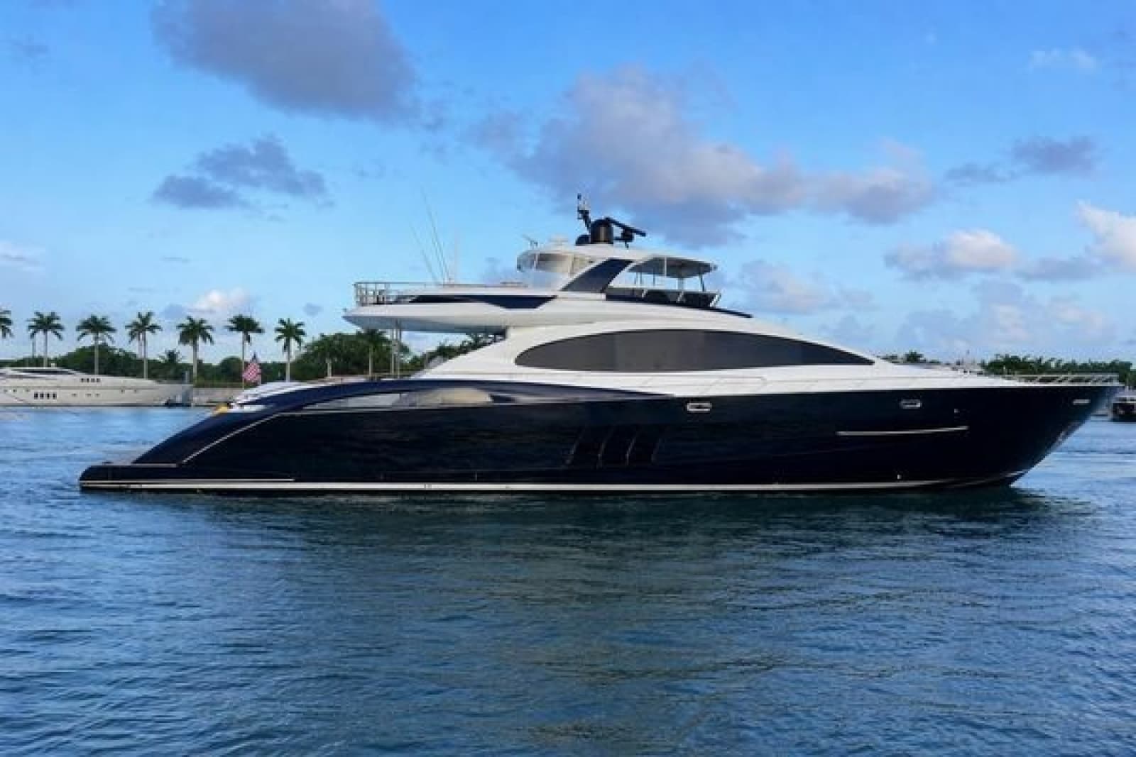 2012 Lazzara Yachts LSX 95 Flybridge