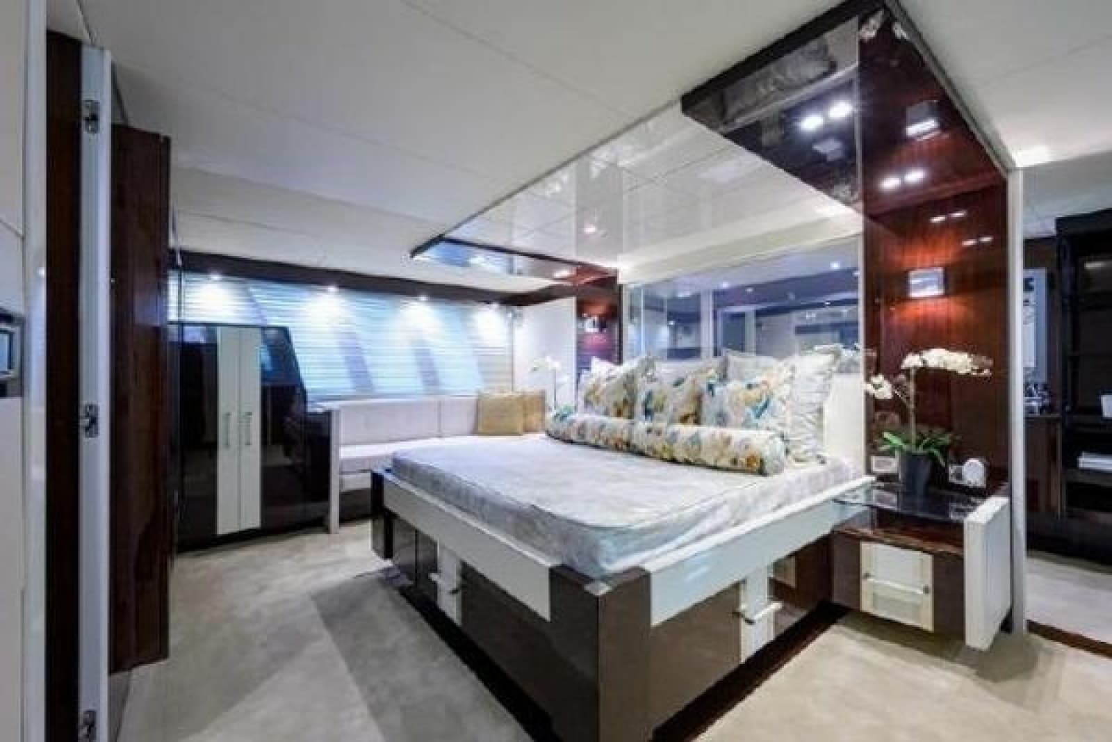 2012 Lazzara Yachts LSX 95 Flybridge