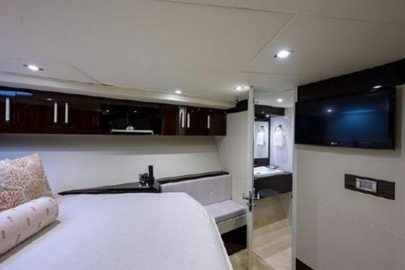 2012 Lazzara Yachts LSX 95 Flybridge