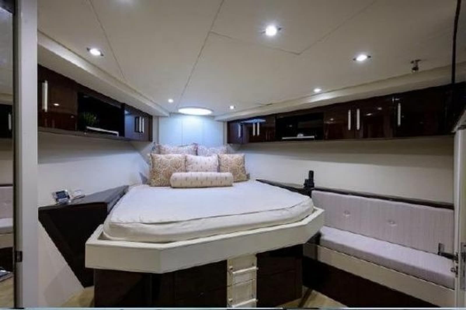 2012 Lazzara Yachts LSX 95 Flybridge