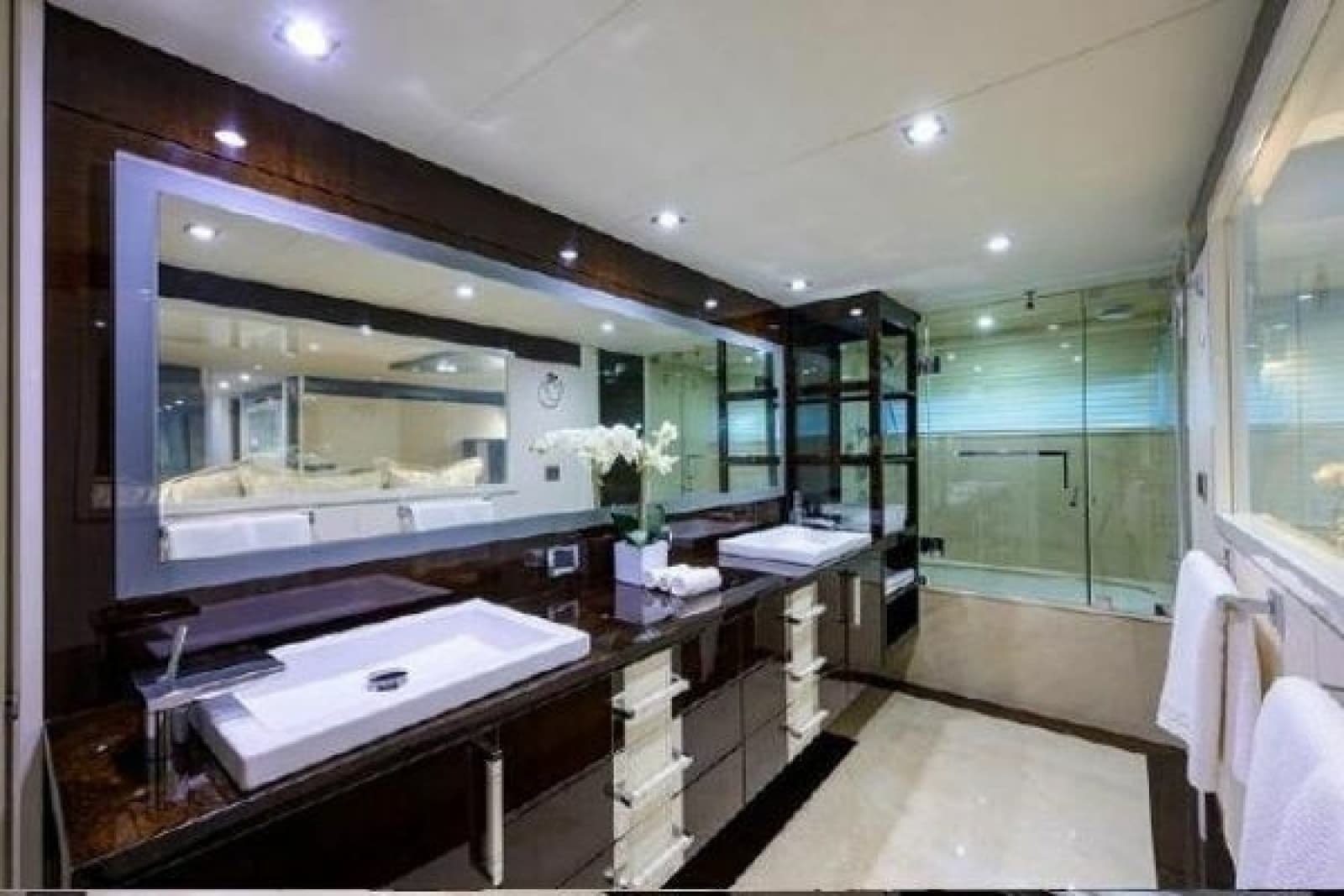 2012 Lazzara Yachts LSX 95 Flybridge