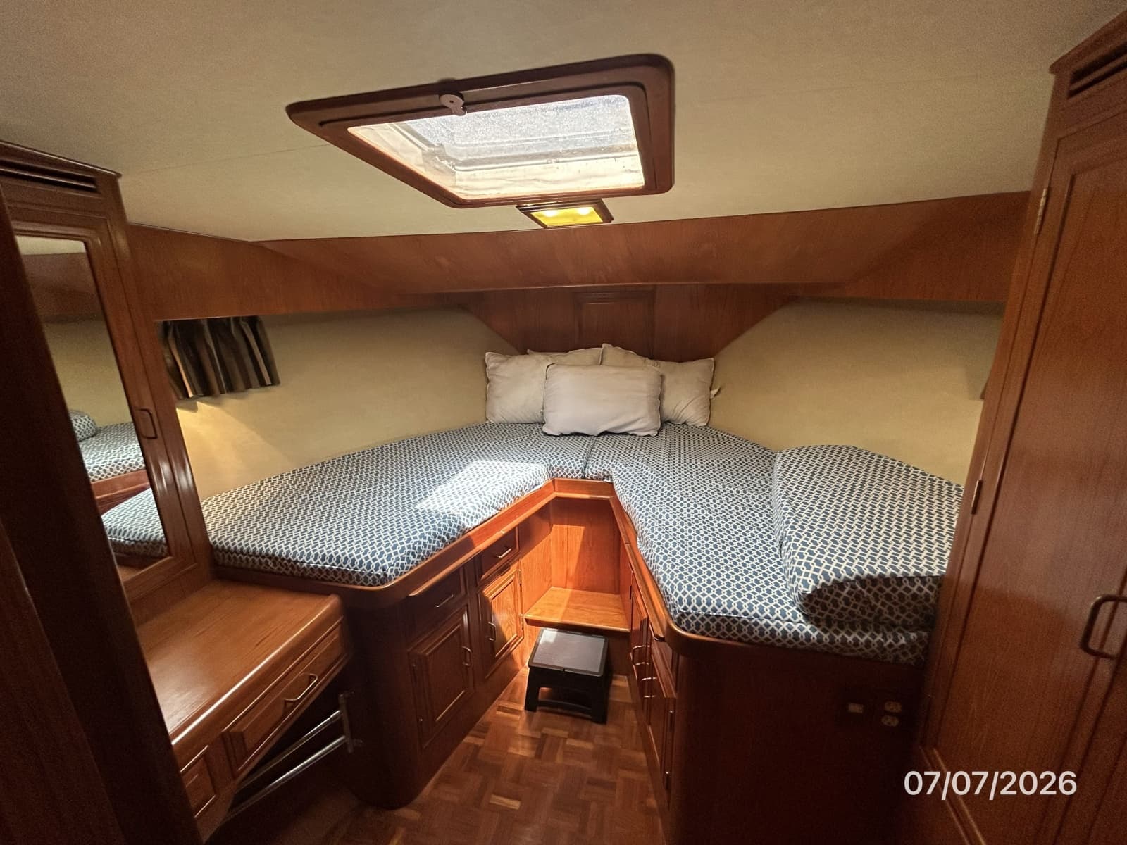 42' Ocean Alexander guest stateroom1