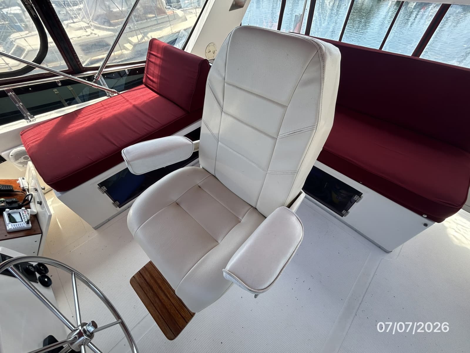 42' Ocean Alexander flybridge helmseat