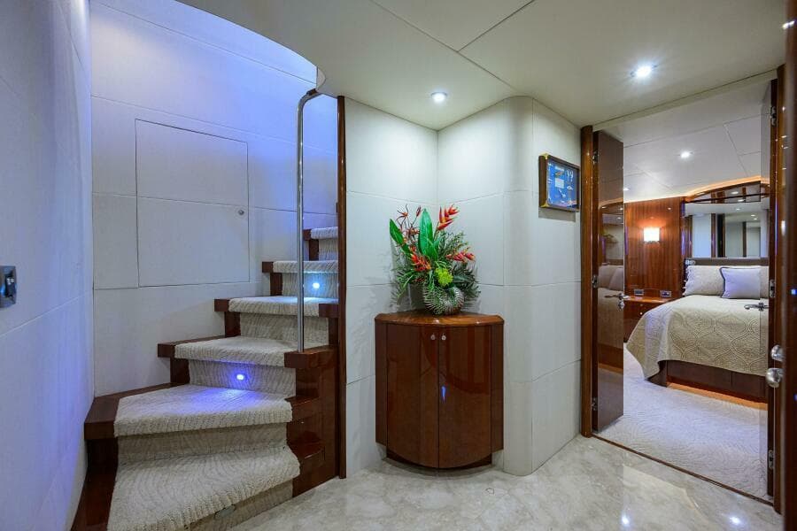 Lazzara 80 WILLYN - Lower Foyer