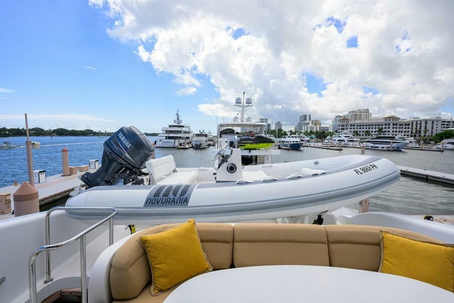 Lazzara 80 WILLYN - Enclosed Flybridge Aft Deck