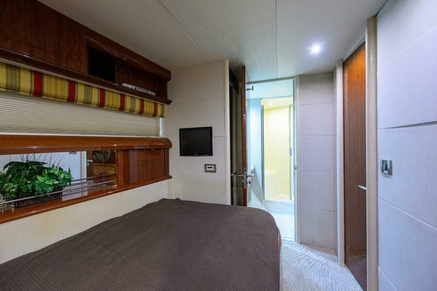 Lazzara 80 WILLYN - Forward Port Guest Stateroom