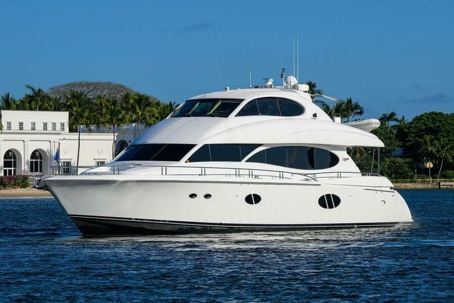 Lazzara 80 WILLYN - Port Bow Profile