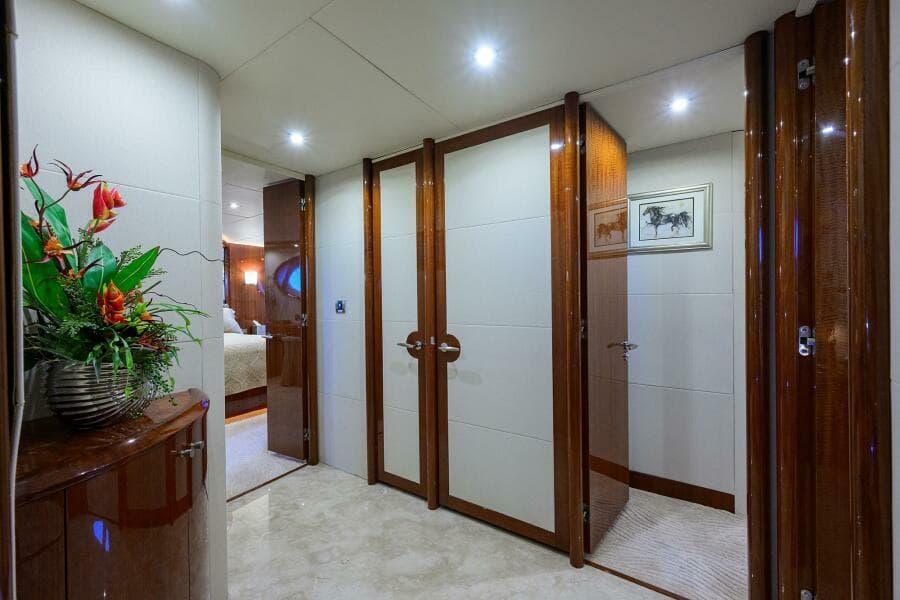 Lazzara 80 WILLYN - Lower Foyer