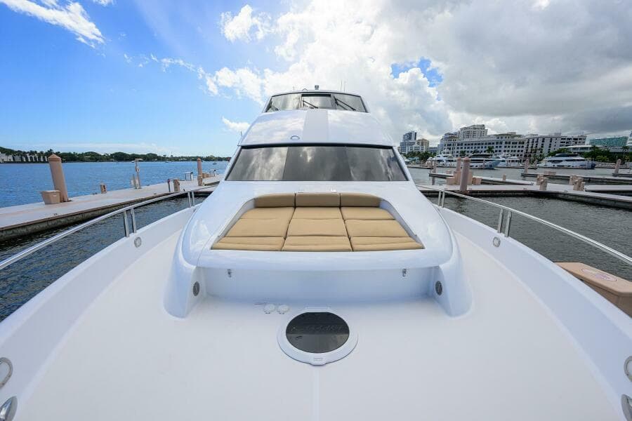 Lazzara 80 WILLYN - Bow