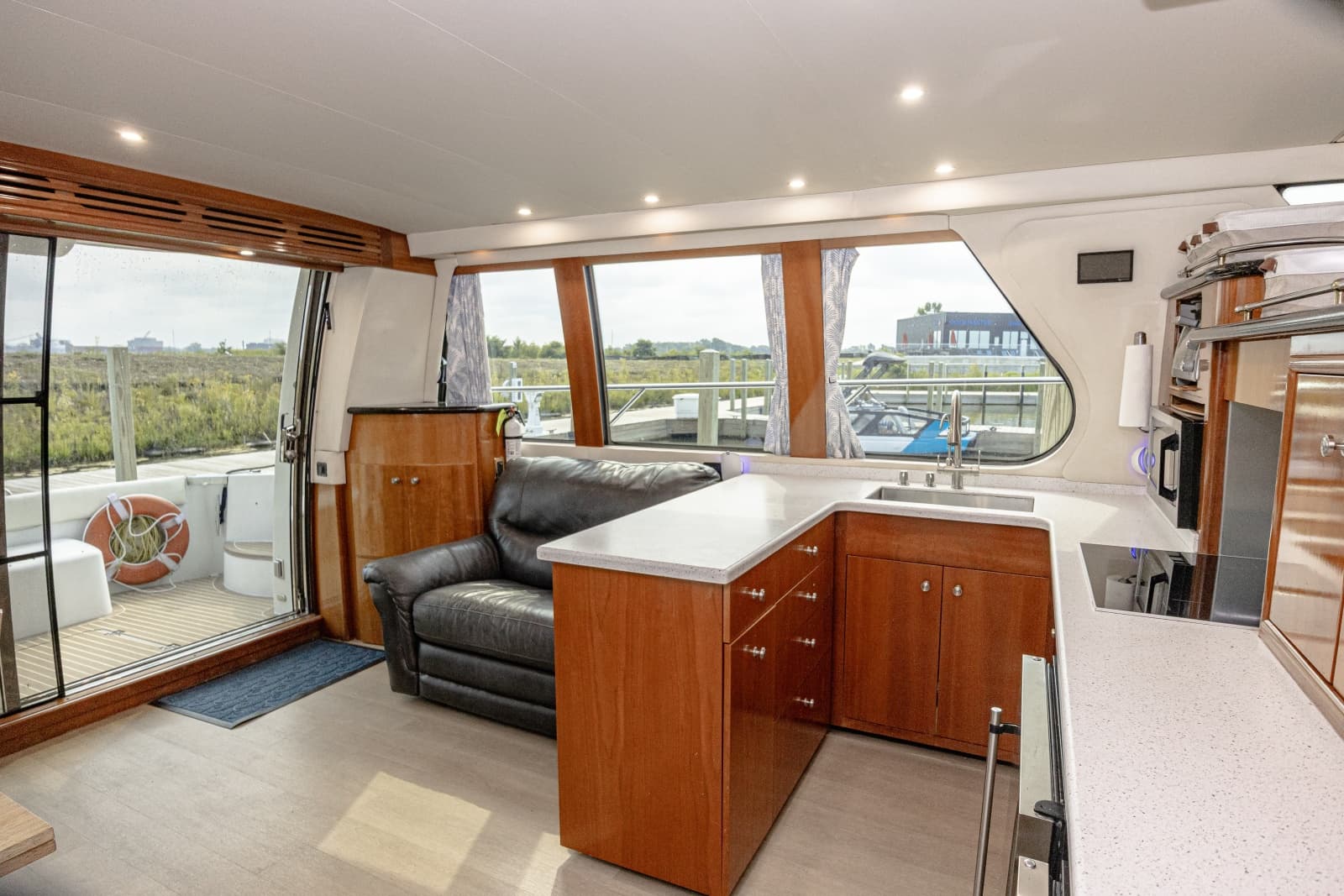 2002 Carver 530 Voyager Sky Lounge