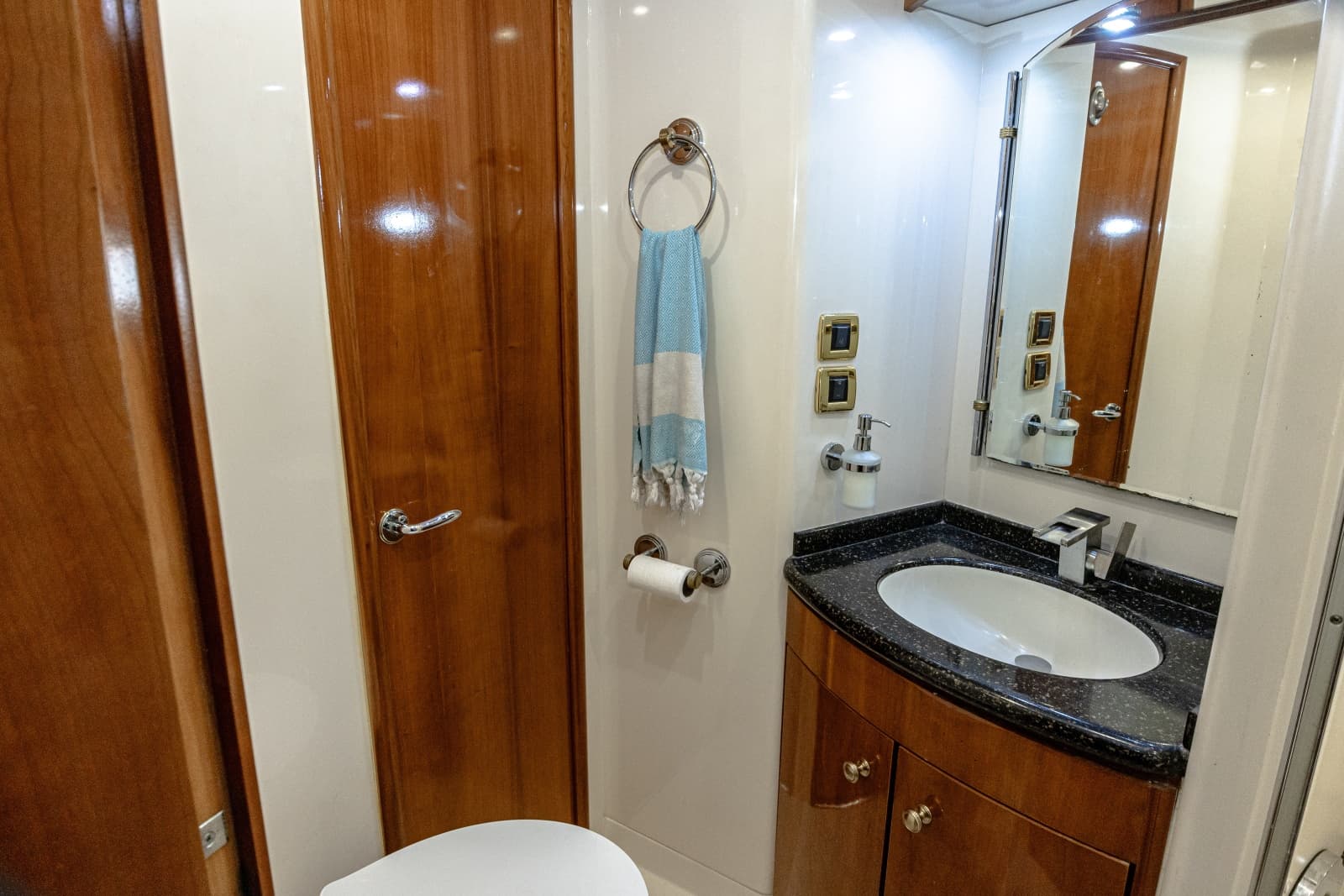 2002 Carver 530 Voyager Sky Lounge