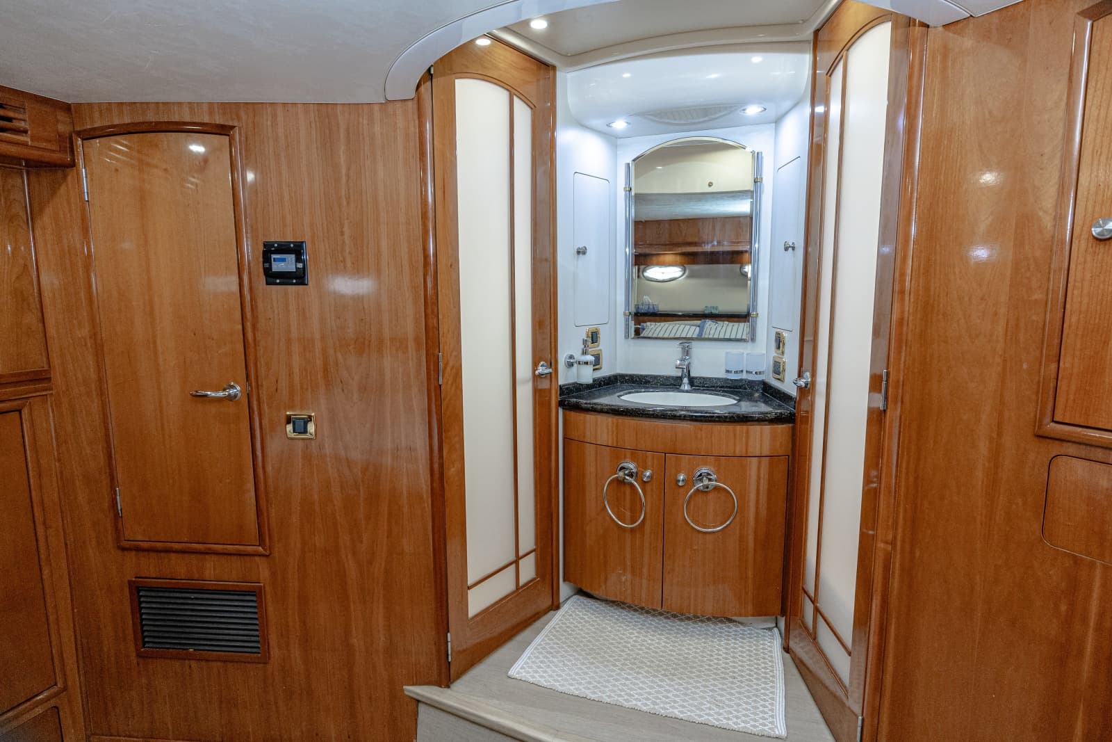 2002 Carver 530 Voyager Sky Lounge