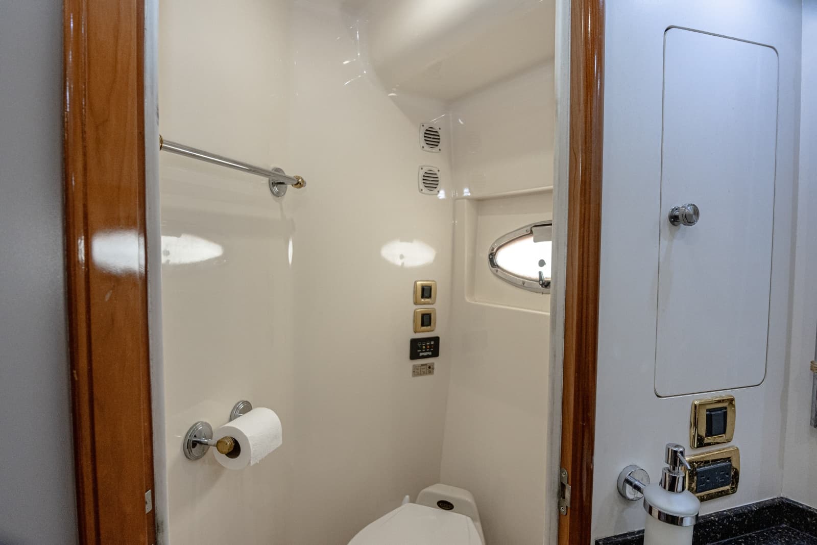 2002 Carver 530 Voyager Sky Lounge
