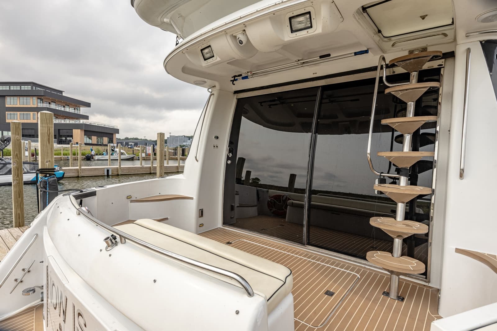 2002 Carver 530 Voyager Sky Lounge