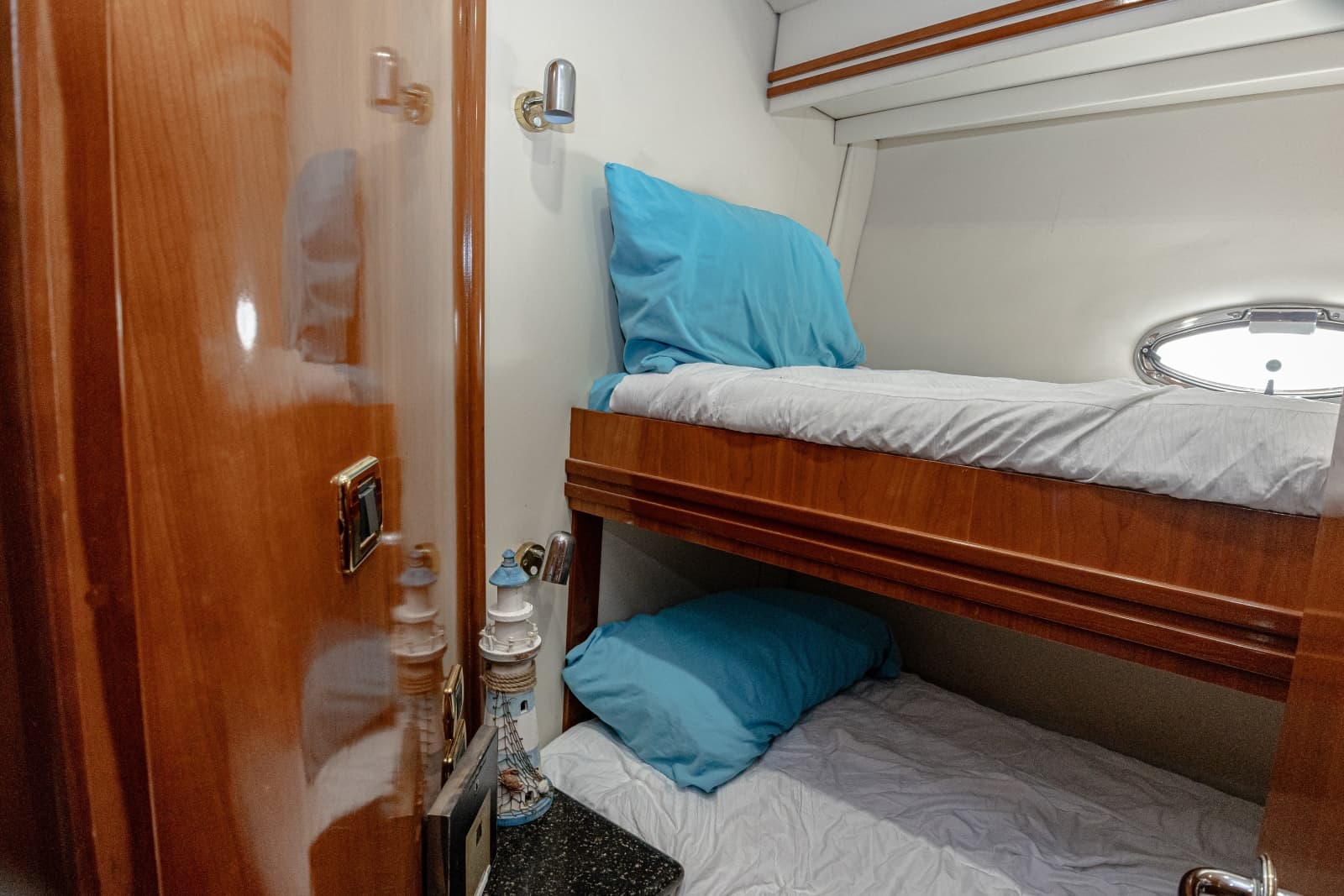 2002 Carver 530 Voyager Sky Lounge