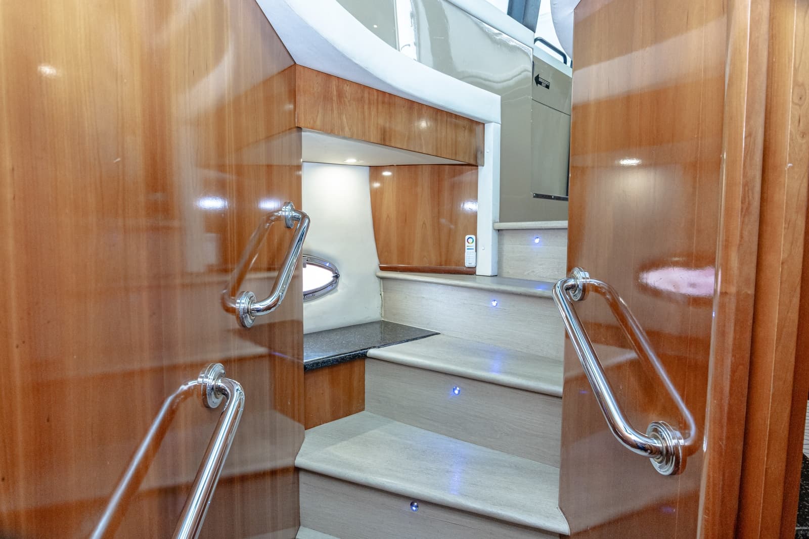 2002 Carver 530 Voyager Sky Lounge