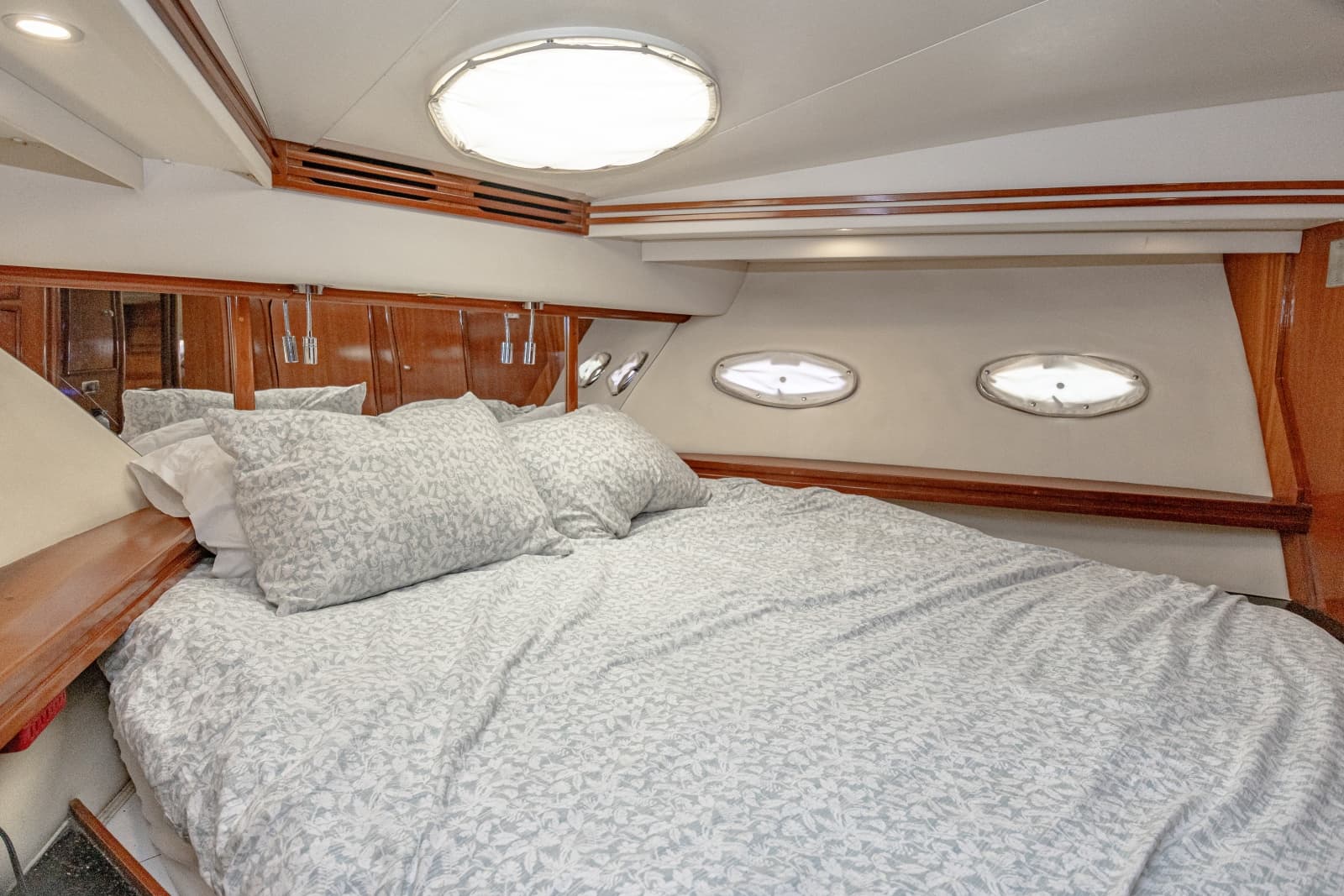 2002 Carver 530 Voyager Sky Lounge