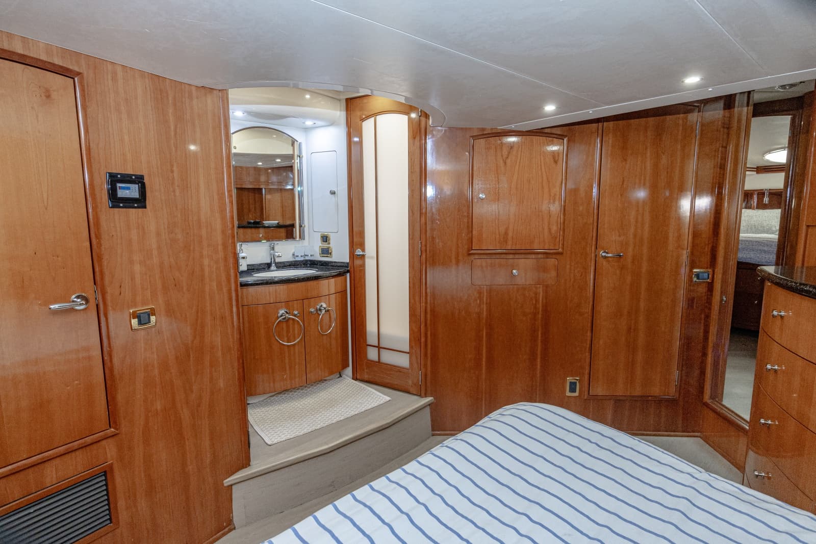 2002 Carver 530 Voyager Sky Lounge