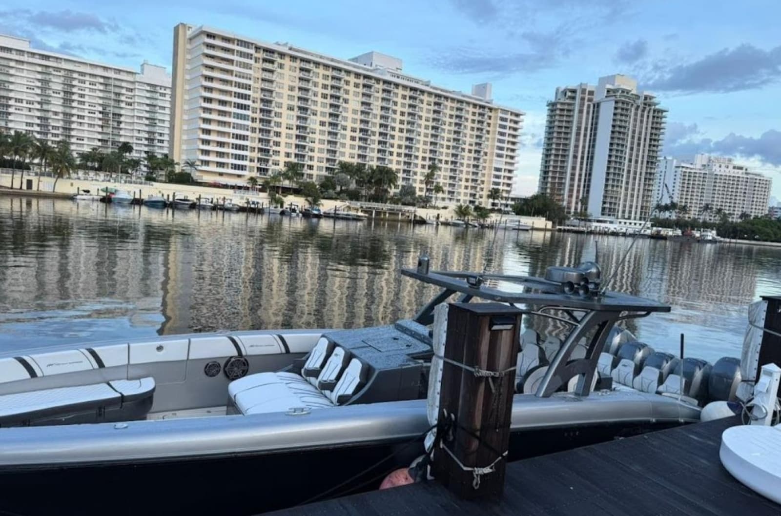 2019 Midnight Express 43