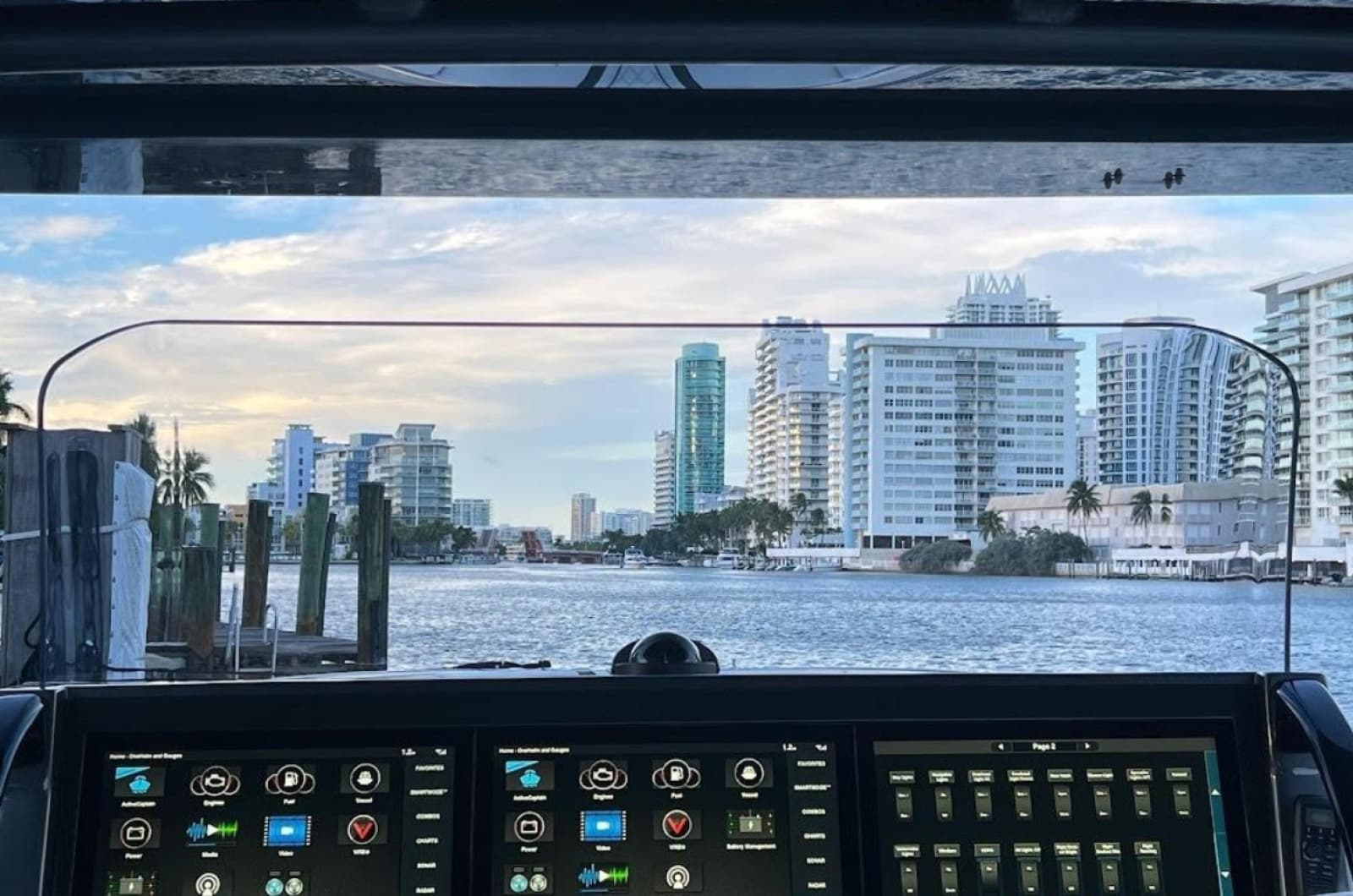 2019 Midnight Express 43
