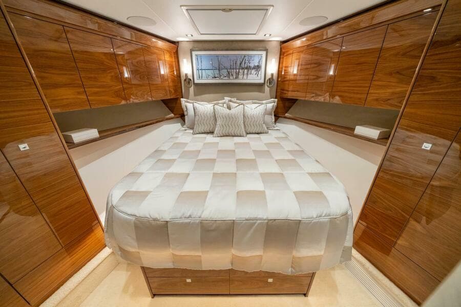 Viking 90 Convertible - VIP Forward Stateroom