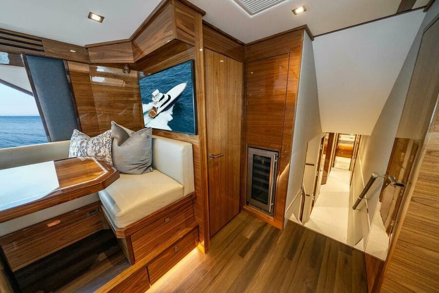 Viking 82 Skybridge - Dinette