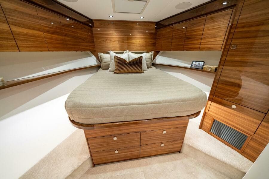Viking 82 Convertible - VIP Forward Stateroom