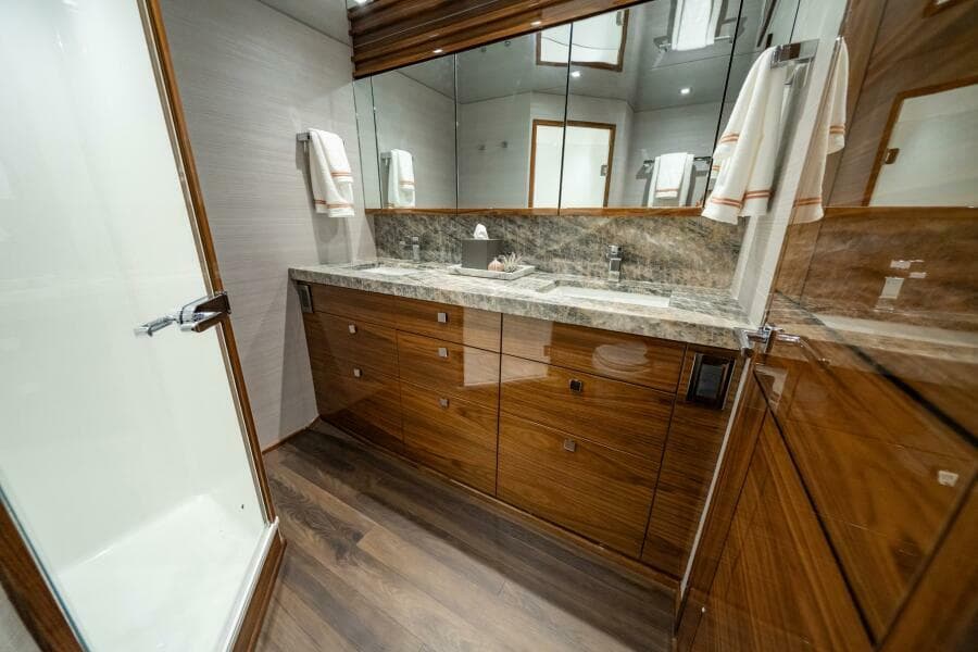 Viking 82 Convertible - Ensuite Head