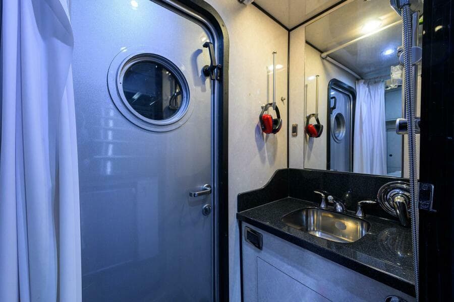 2004 Sea Force IX 82 Enclosed Bridge
