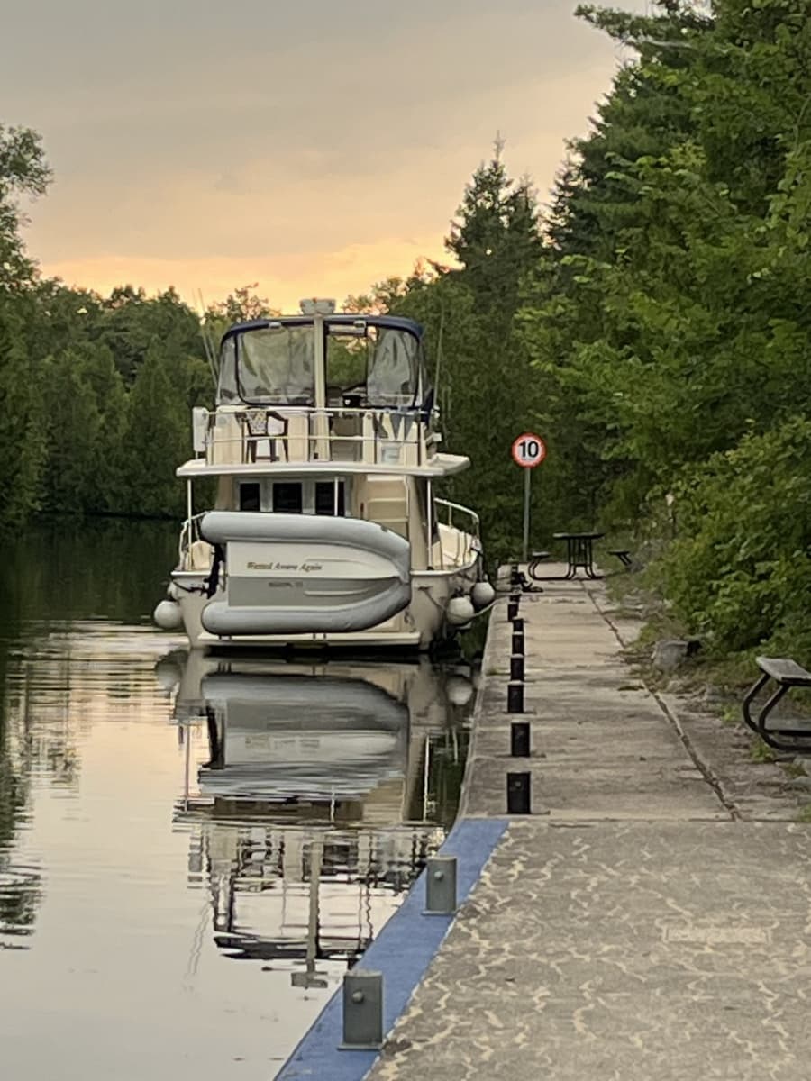 40' Mainship aft profile