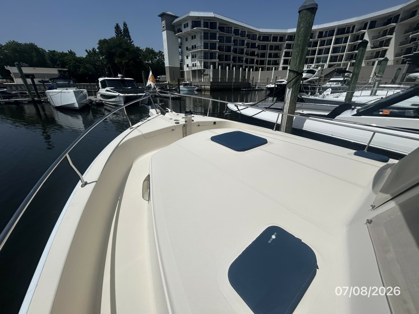40' Mainship foredeck1