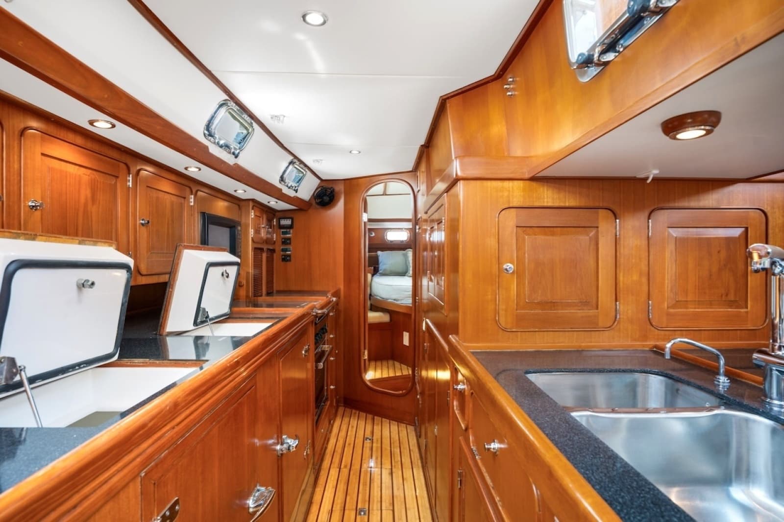2005 Hylas 54