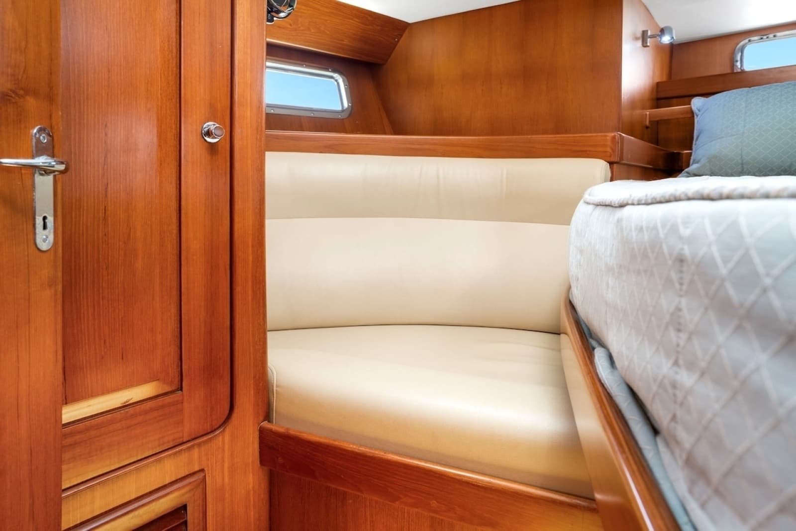 2005 Hylas 54
