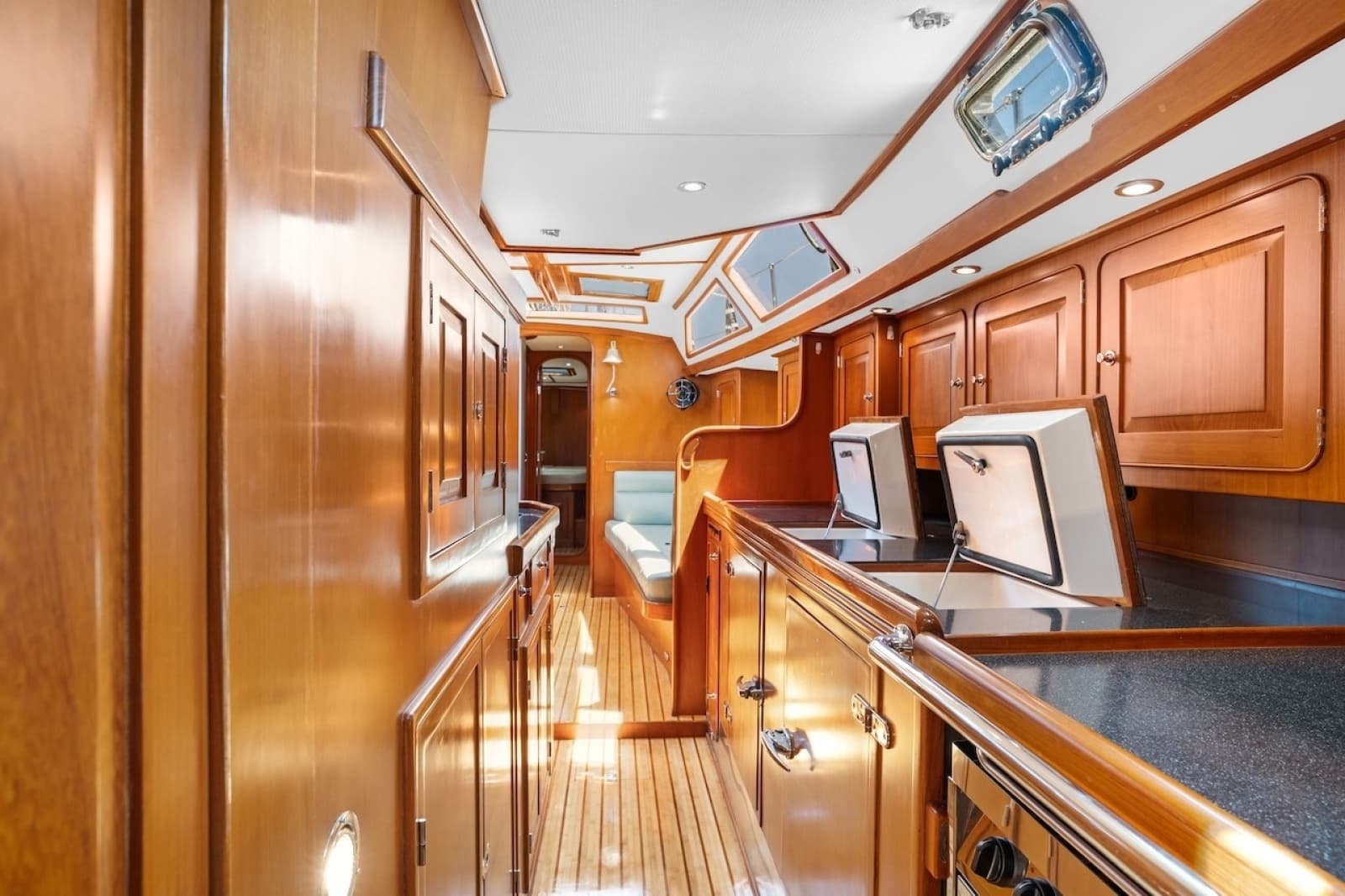 2005 Hylas 54