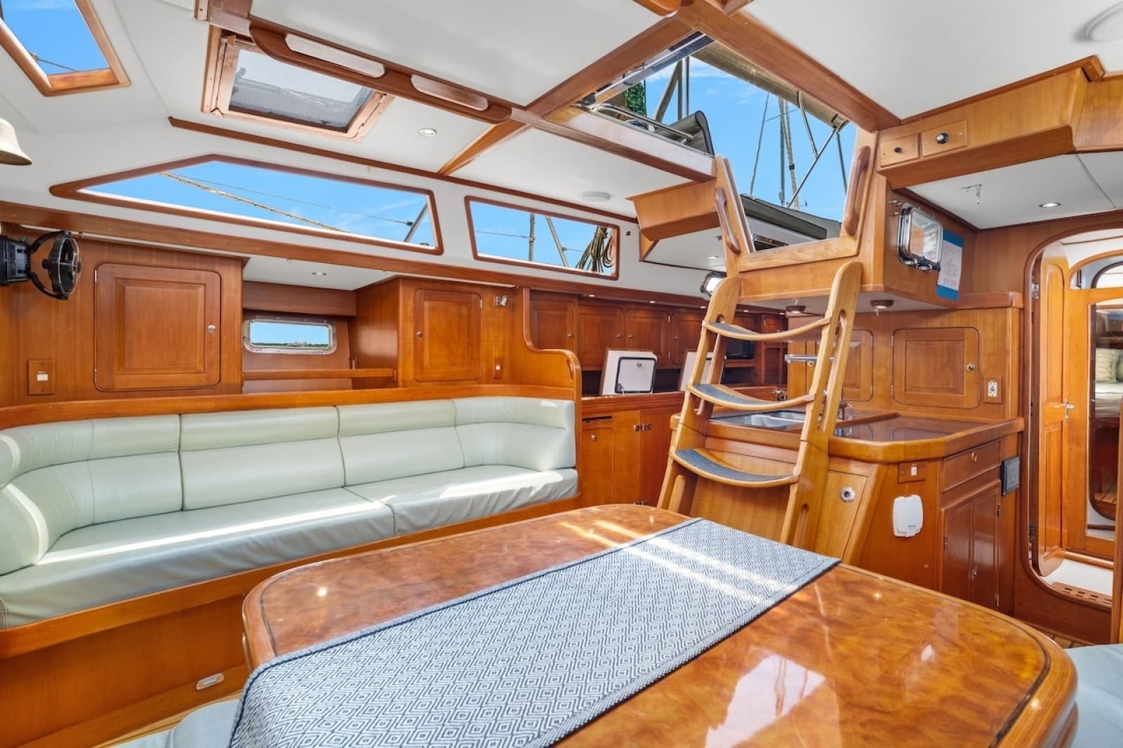 2005 Hylas 54
