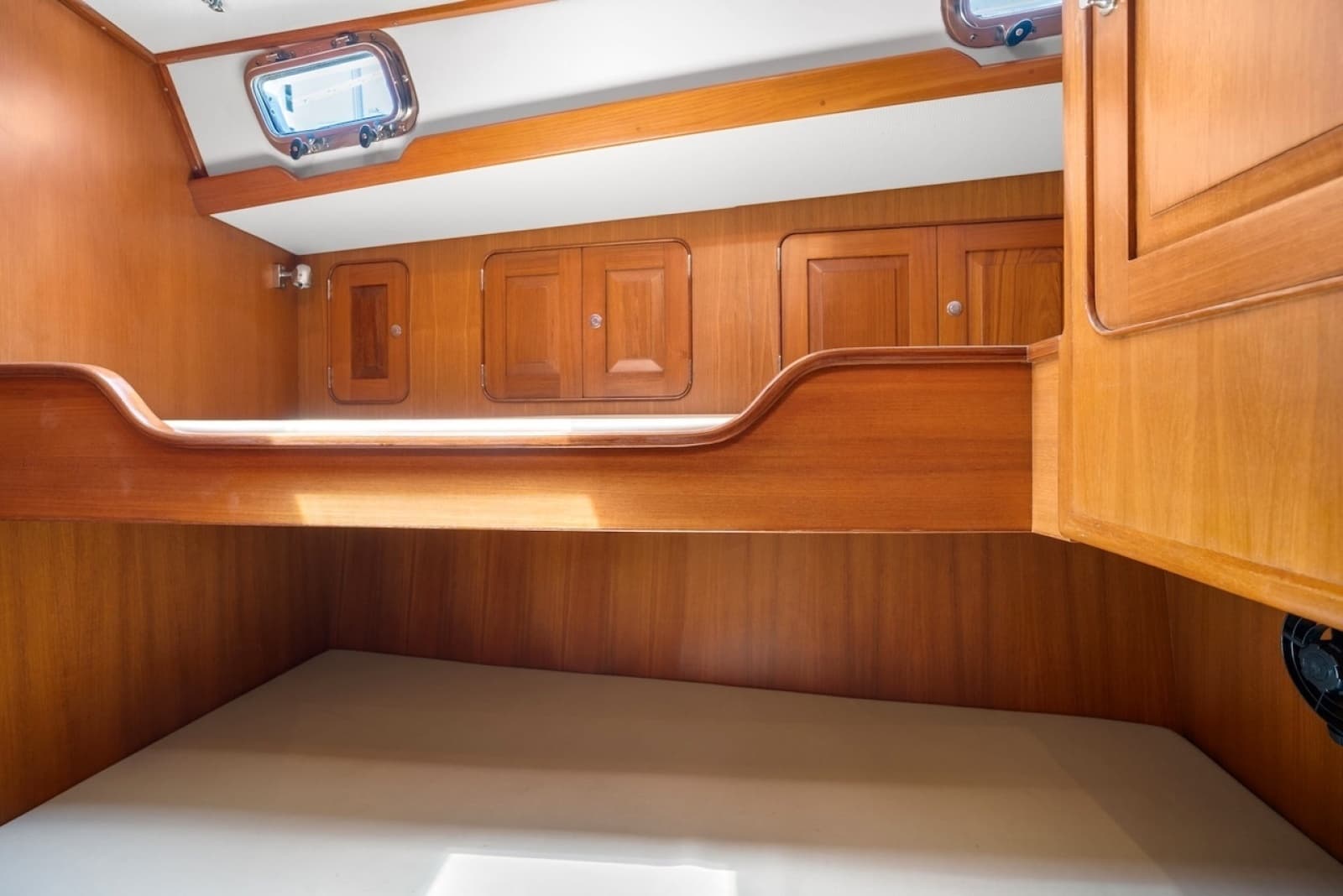 2005 Hylas 54