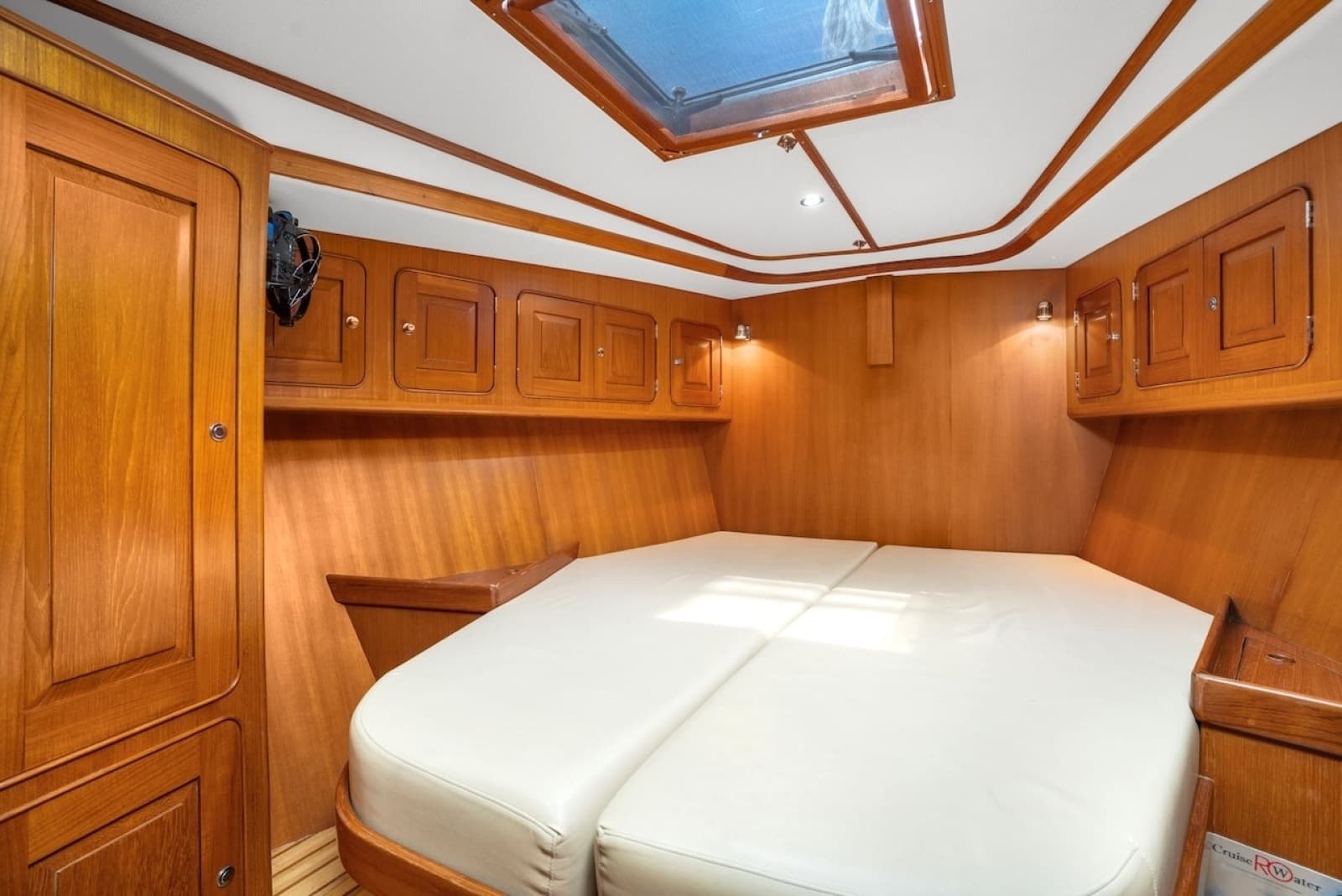 2005 Hylas 54