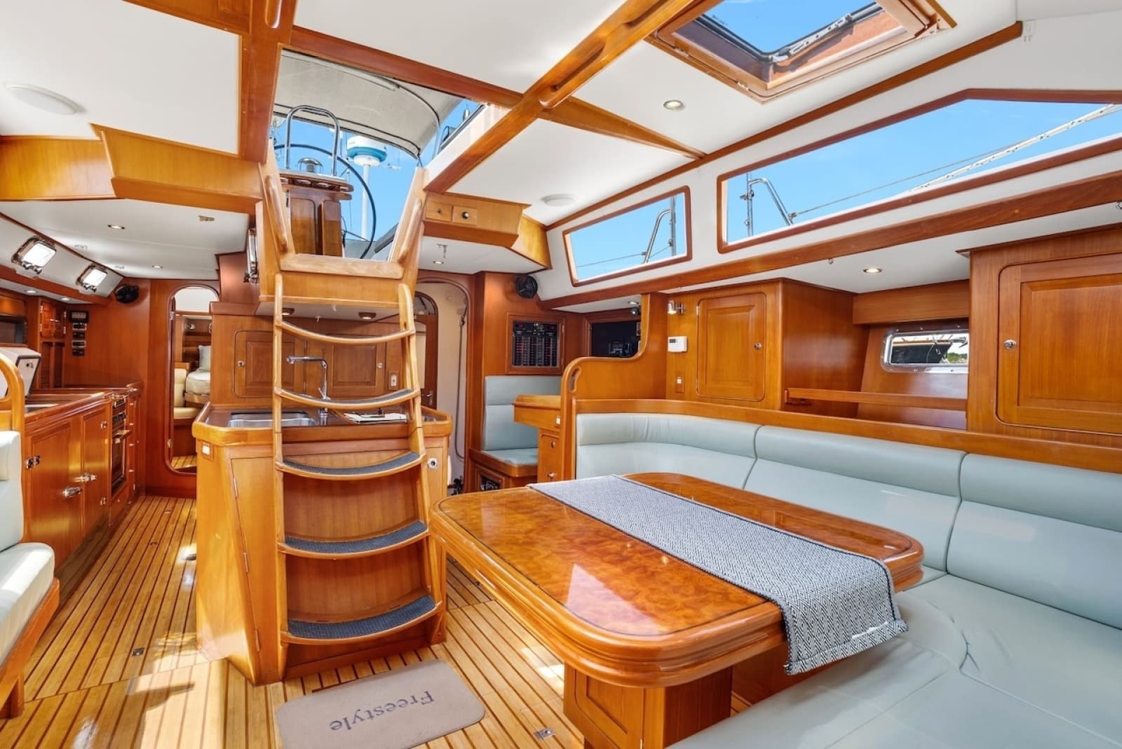 2005 Hylas 54