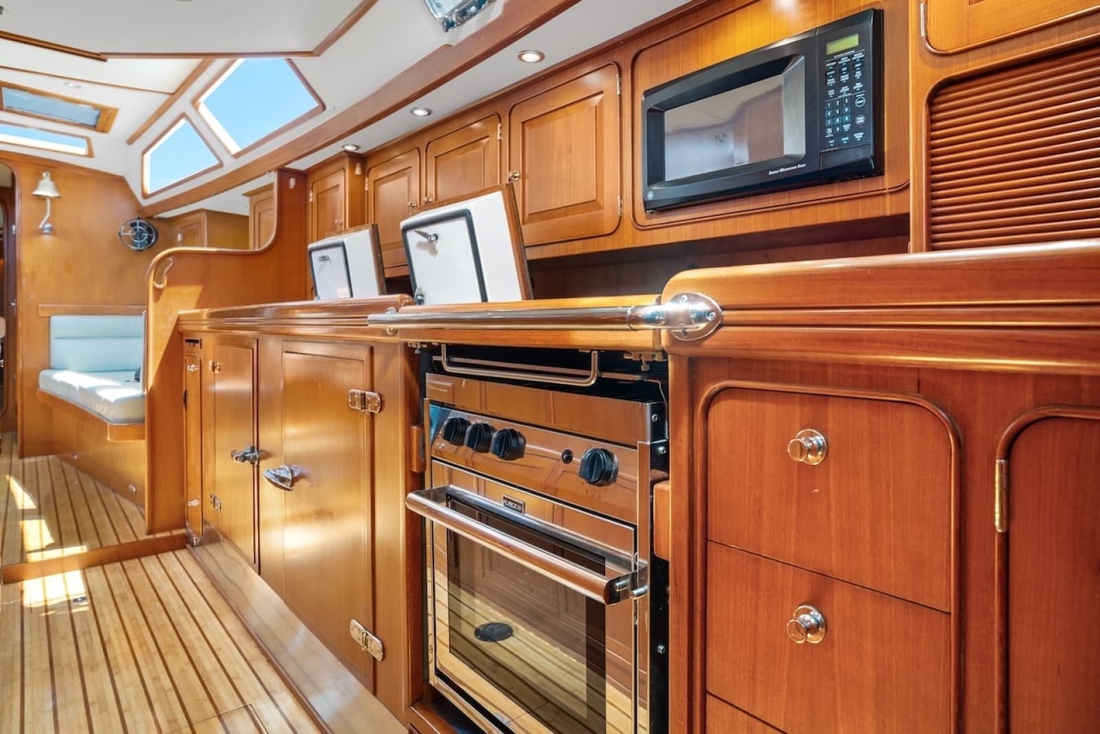 2005 Hylas 54