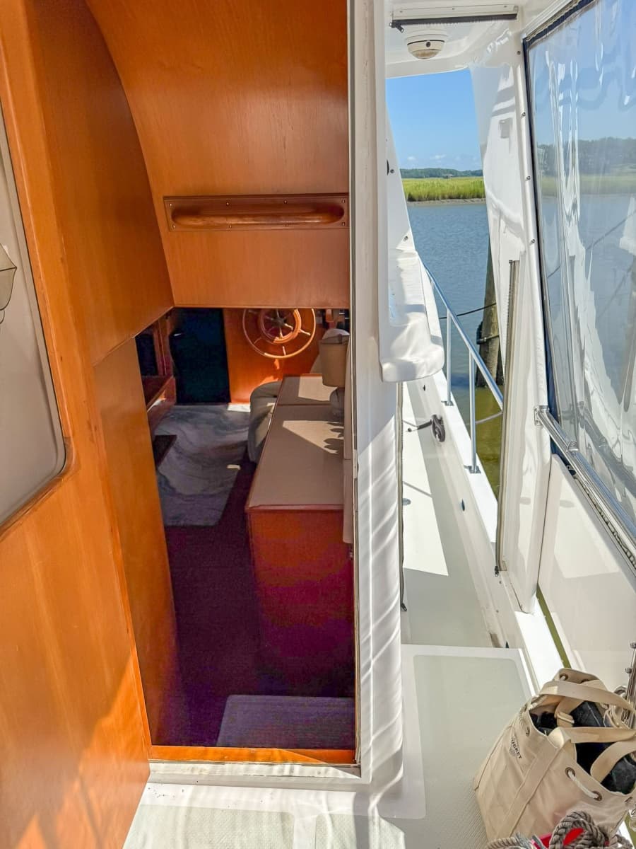 DeFever 49 Sundeck side deck access