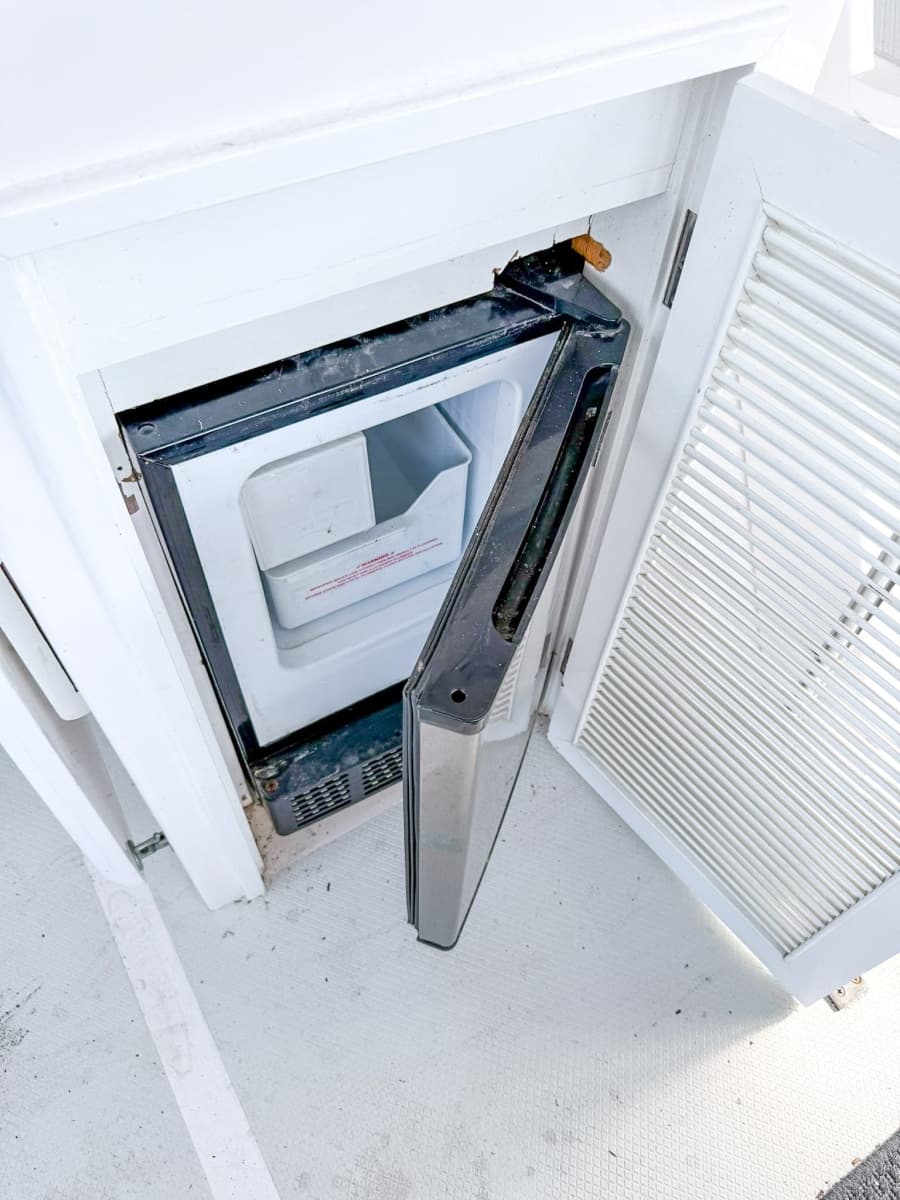 DeFever 49 Sundeck icemaker 