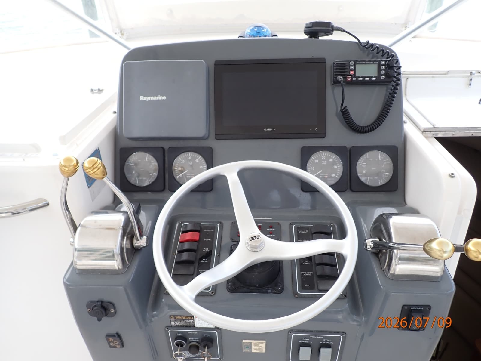30' Pursuit helm3