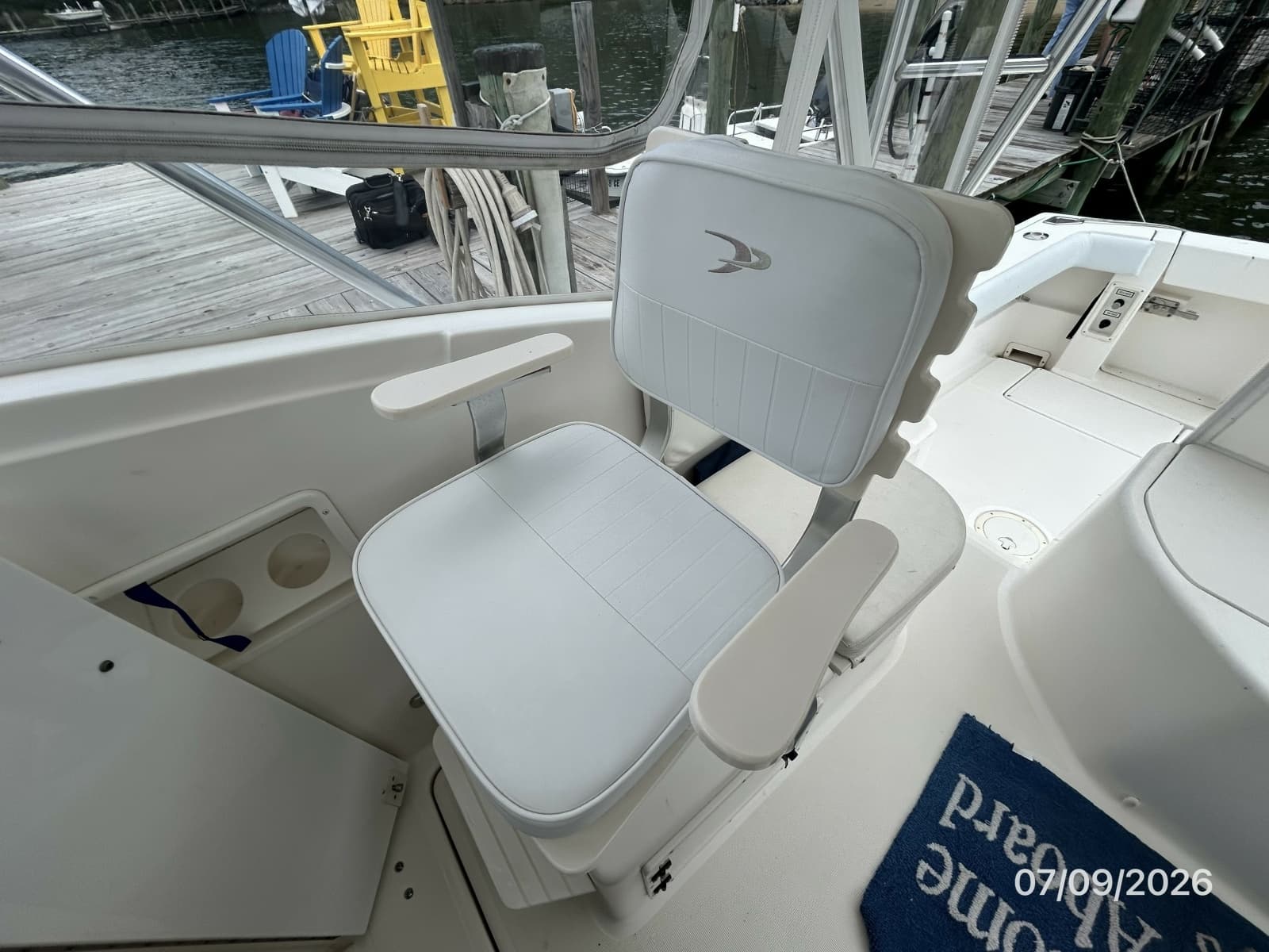 30' Pursuit starboard mate seat