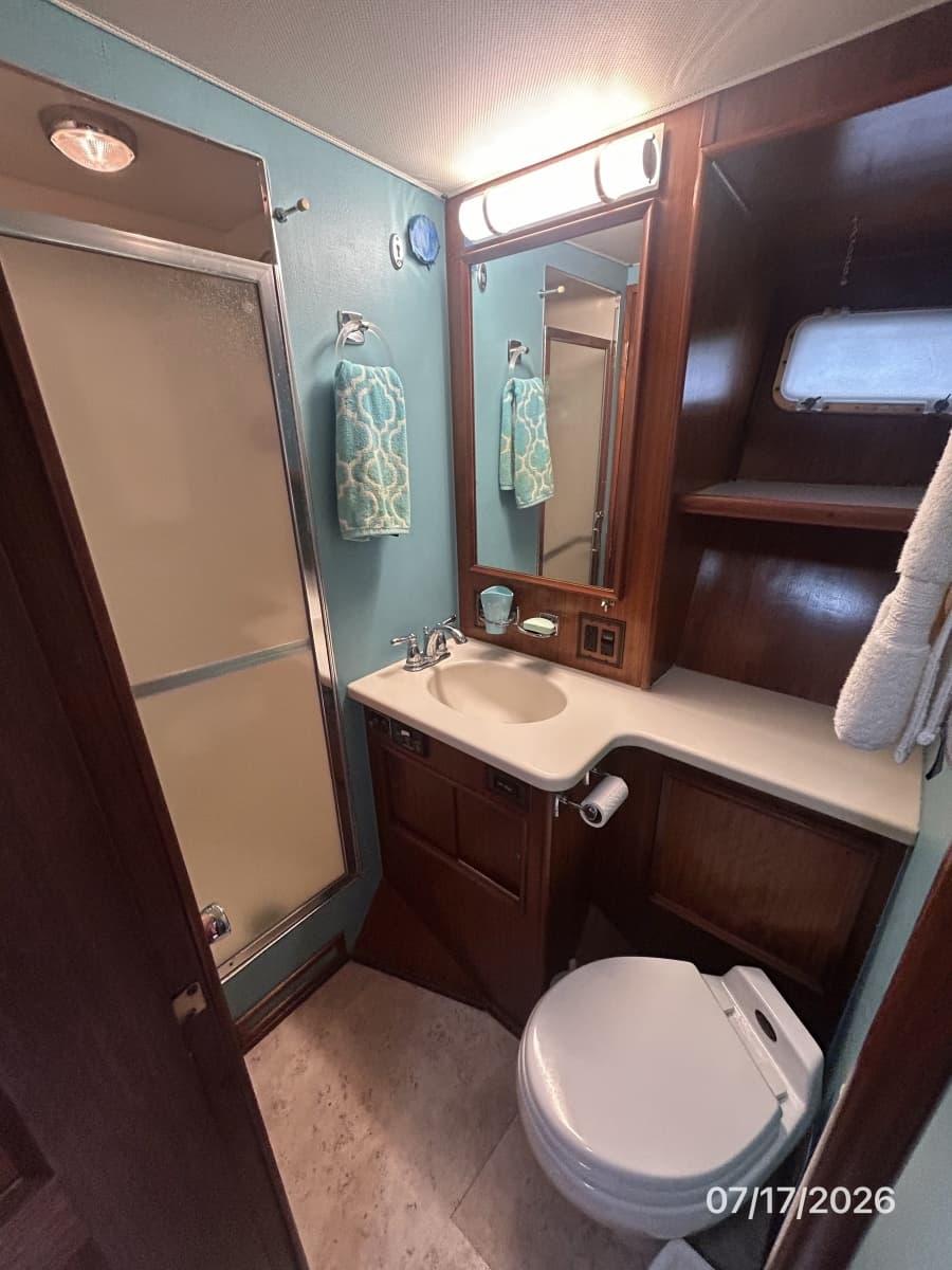 48' Hatteras guest stateroom head