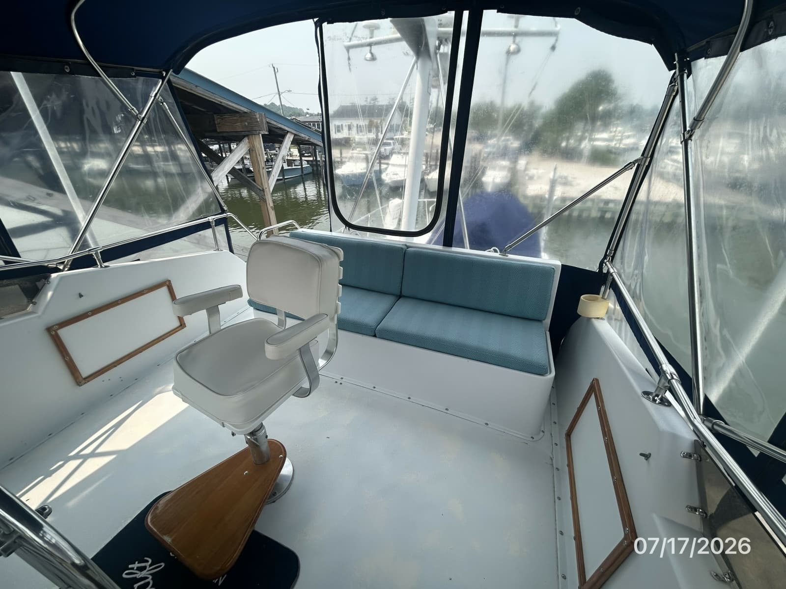 48' Hatteras flybridge aft