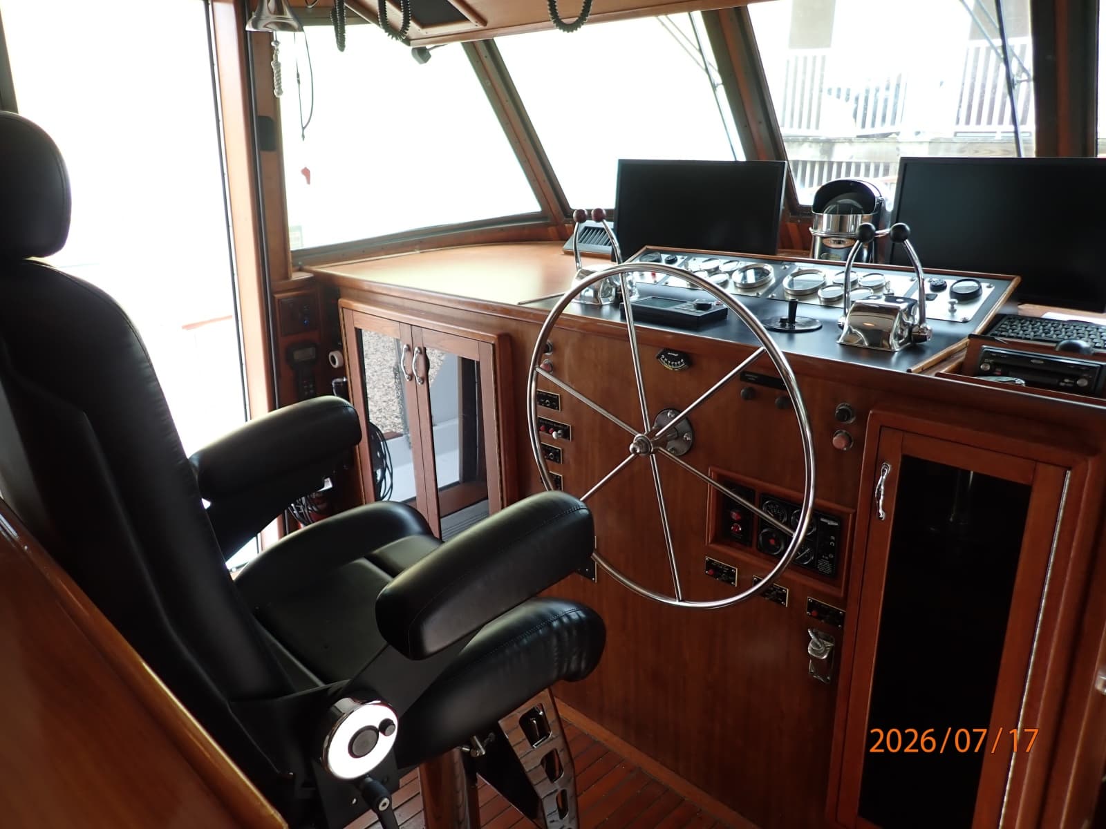 48' Hatteras pilothouse helm2