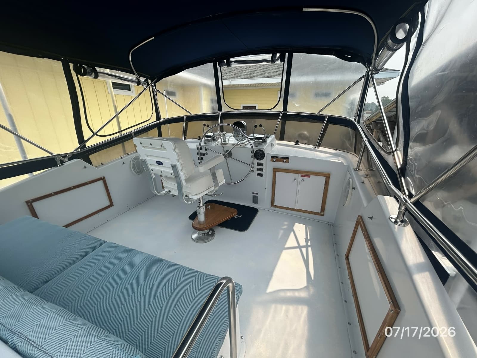 48' Hatteras flybridge forward