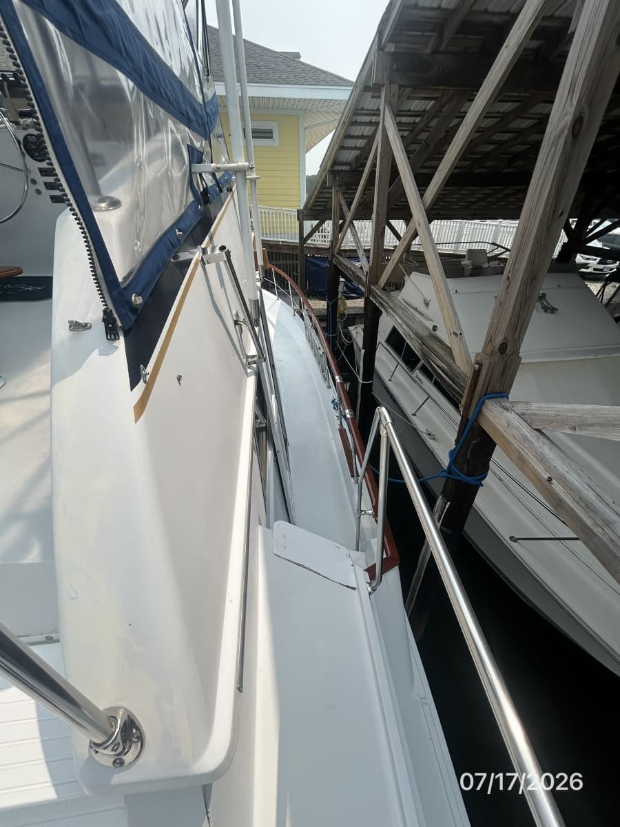 48' Hatteras starboard side deck2