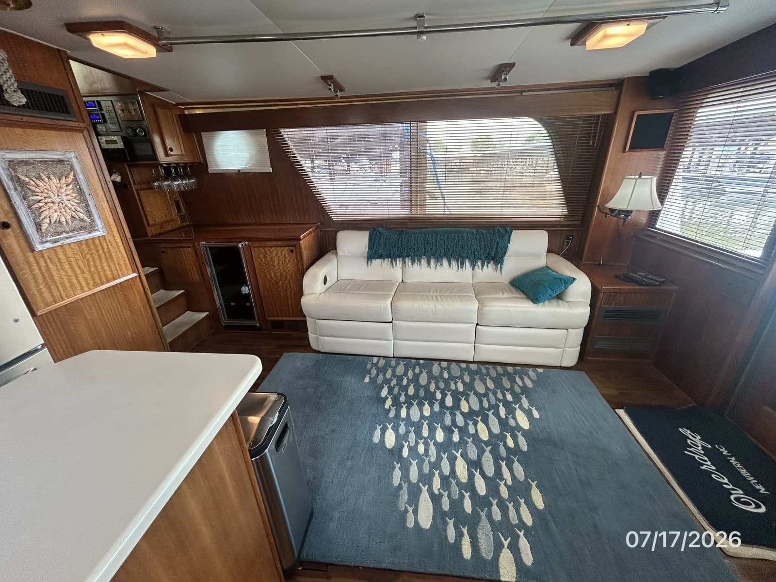 48' Hatteras salon starboard
